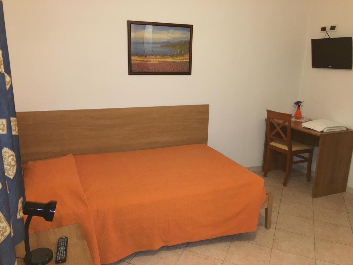 Albergo Ristorante Pizzeria Da Michele Venzone Bagian luar foto
