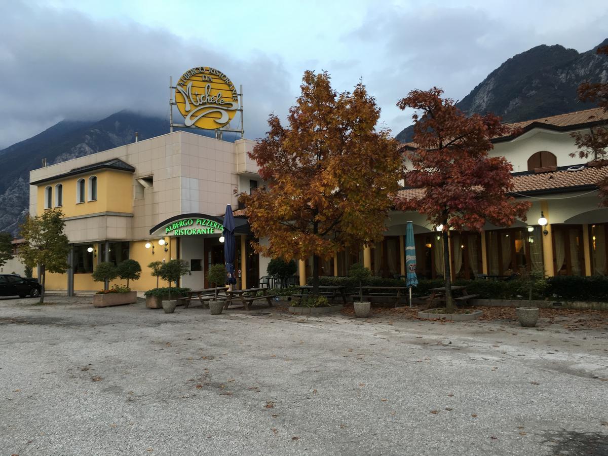 Albergo Ristorante Pizzeria Da Michele Venzone Bagian luar foto