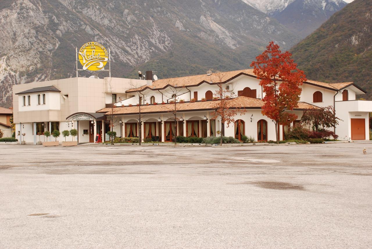 Albergo Ristorante Pizzeria Da Michele Venzone Bagian luar foto