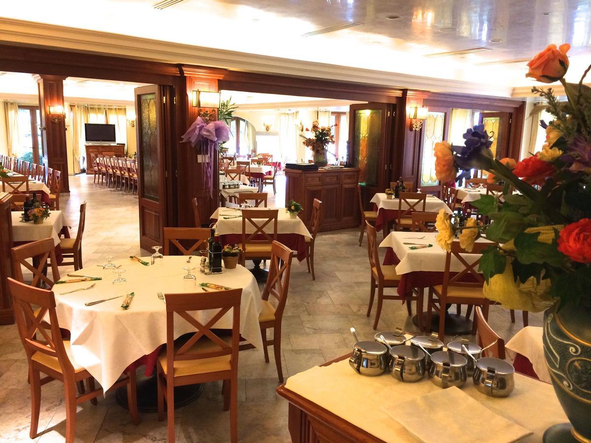 Albergo Ristorante Pizzeria Da Michele Venzone Bagian luar foto