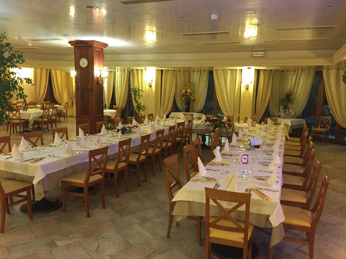 Albergo Ristorante Pizzeria Da Michele Venzone Bagian luar foto